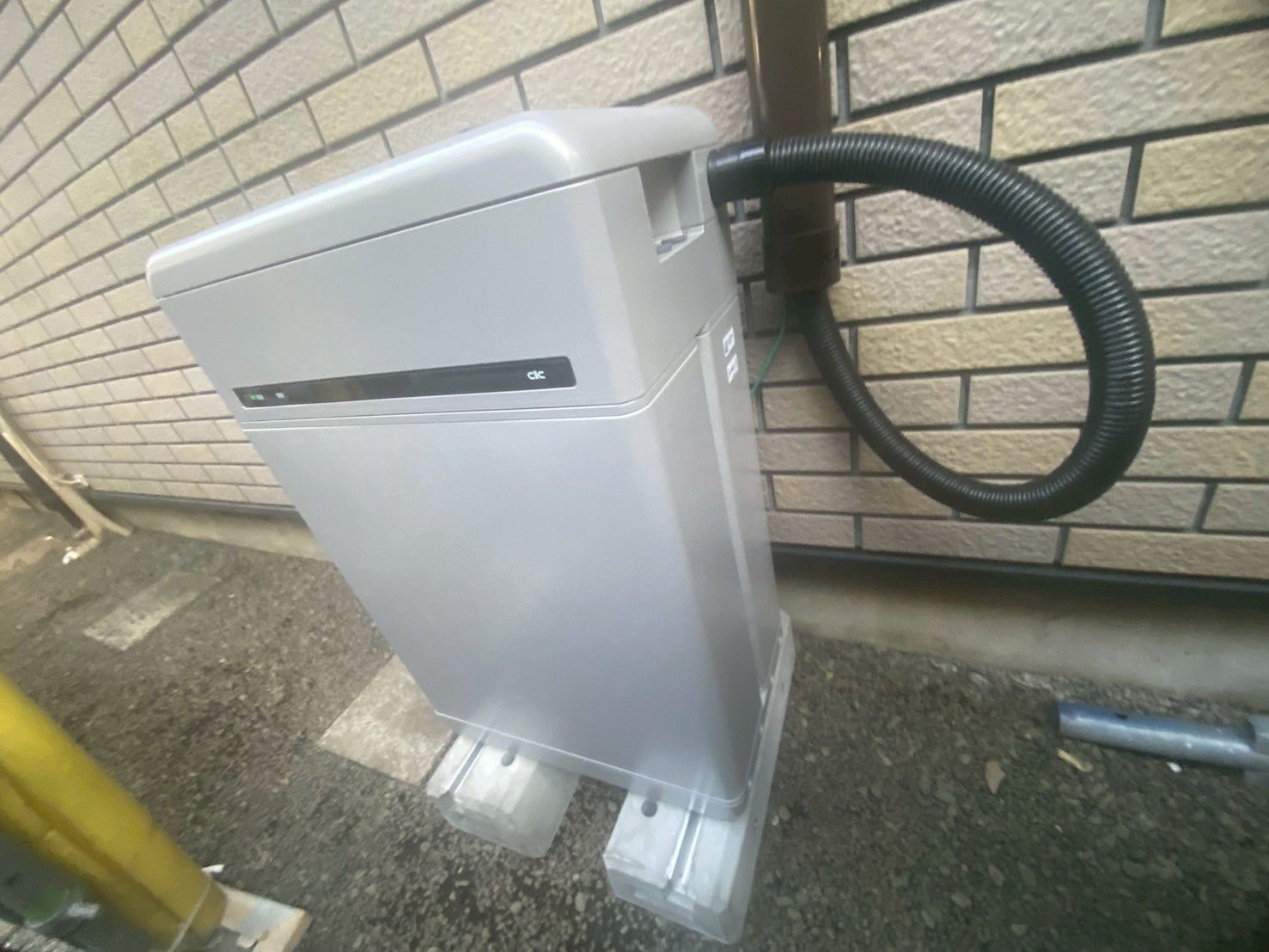 蓄電池9
