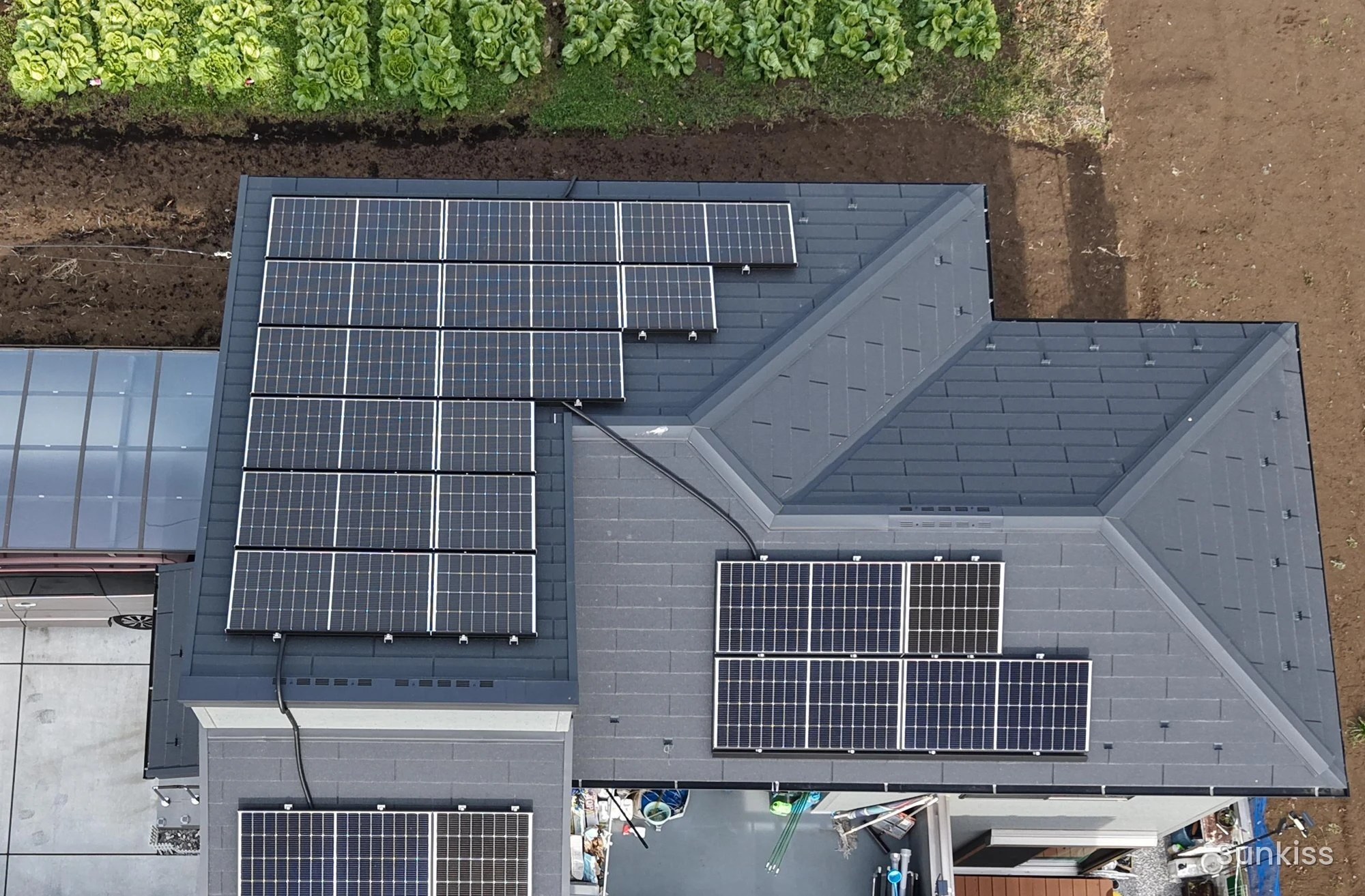 相模原市の戸建て住宅の屋根に設置した太陽光パネル