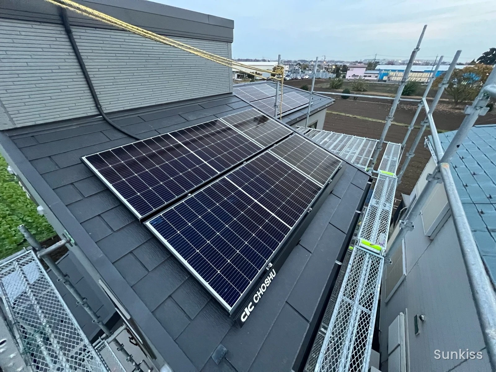 相模原市の住宅で屋根に太陽光パネルを設置している工事の様子