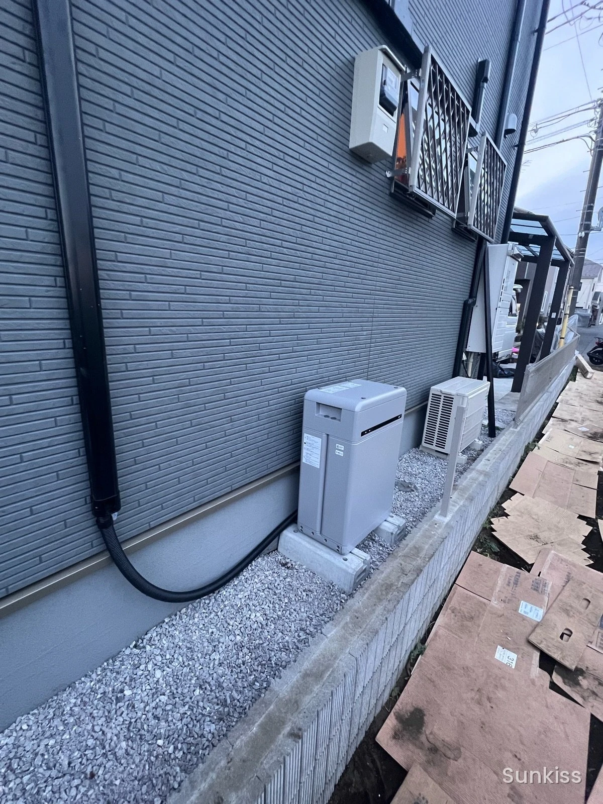 相模原市の住宅の北面に設置した蓄電池の屋外ユニット